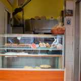 Ma � giunto il momento di visitare il locale. Superato il bancone dove sono esposti alcuni prodotti in vendita...